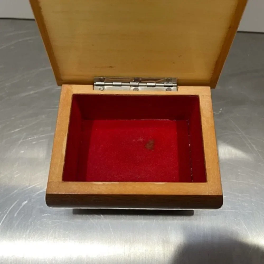 Wooden lacquered Trinket Jewelry Box Footed 4